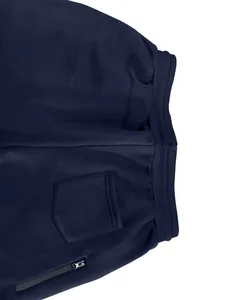 Detalle de pantalones deportivos azul marino con cintura elástica y bolsillos.