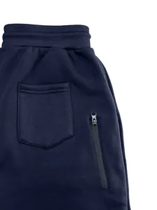 Primer plano de pantalones deportivos azul marino con cintura elástica y bolsillo.