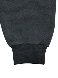 Detalle de primer plano del puño de canalé gris oscuro en la sudadera con capucha de invierno