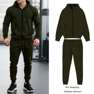Vista detallada del conjunto de chándal con capucha para hombre en color verde oliva.