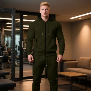 Vista frontal de conjunto de sudadera con capucha y pantalón verde militar.