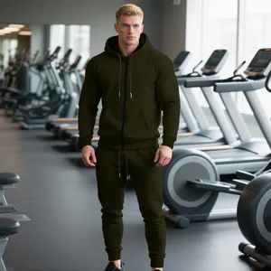 Vista completa de un chándal de hombre verde oliva con capucha en un gimnasio moderno