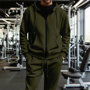Primer plano de un chándal térmico verde oliva para hombre con sudadera con capucha y cremallera