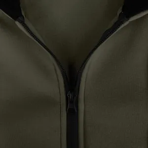 Primer plano de cremallera negra en sudadera con capucha para hombre verde oliva