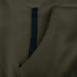 Primer plano de la cremallera negra y el tejido verde oliva de la sudadera para hombre