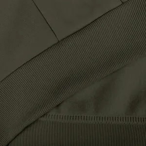 Primer plano de los puños de la sudadera verde oliva y el forro de vellón suave.