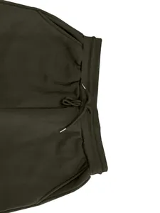 Detalle de pantalones de chándal verde oliva con cintura elástica y cordón ajustable.