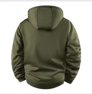 Achteraanzicht van een zware legergroene fleece hoodie met geribbelde manchetten en zoom