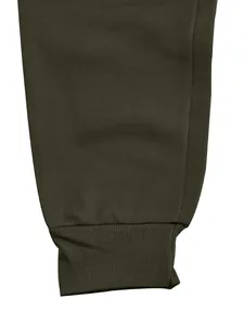 Detalle de primer plano del puño acanalado de calidad en pantalones de chándal de forro polar verde