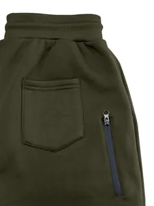 Primer plano de pantalones jogger para hombre en verde oliva con cremallera y bolsillo