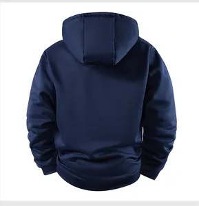 Gedetailleerd aanzicht van de achterkant van een dikke donkerblauwe fleece hoodie