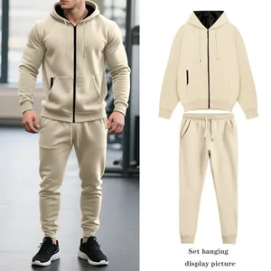Chándal beige con capucha para hombre, vista de modelo y detalles de la prenda