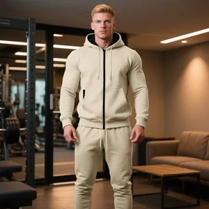 Vista detallada de chándal beige con capucha para hombre en un entorno de gimnasio