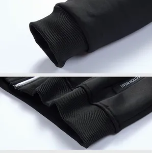 Detailweergave van de elastische geribbelde manchetten en zoom van een zwarte fleecehoodie