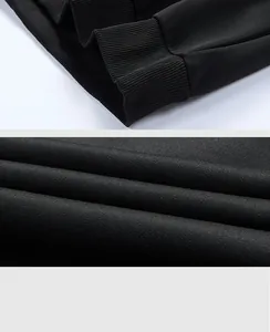 Detailopname van de elastische ribboorden en de hoogwaardige zwarte fleecestof
