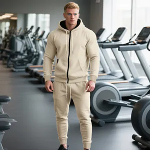 Vista completa de un chándal beige para hombre con capucha en un entorno de gimnasio.