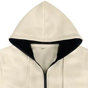 Detalle de cerca de una sudadera con capucha beige con forro polar negro y etiqueta talla M