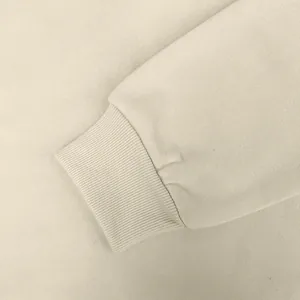 Primer plano de alta calidad del detalle del puño de canalé de una sudadera con capucha beige