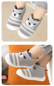 Détail en gros plan de chaussures de marche bébé en tricot gris respirant à semelle souple