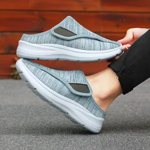 Gros plan de chaussures en maille respirante bleu clair avec semelles blanches