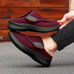 Profil latéral des chaussures à enfiler rayées bordeaux avec bride réglable