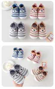 Détails de chaussures de marche bébé en tricot avec motif ours et semelle souple