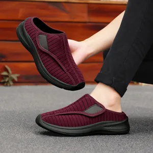 Gros plan sur des chaussures décontractées à rayures bordeaux et velcro