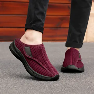 Vue détaillée des baskets à enfiler en maille bordeaux avec semelles compensées noires