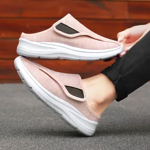 Vue détaillée des chaussures respirantes en maille rose avec semelle compensée.