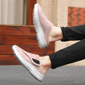 Vue détaillée des baskets en mesh rose respirantes avec semelles compensées