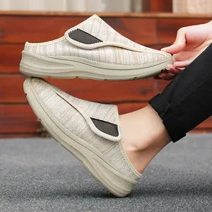 Gros plan sur une chaussure en maille respirante beige avec semelle épaisse et velcro