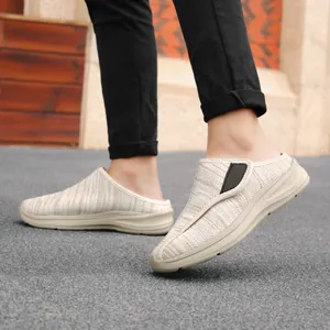 Vue détaillée de baskets sans lacets en maille beige avec une semelle à plateforme