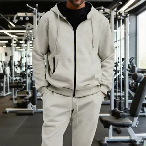 Vista detallada del chándal con capucha para hombre en gris claro en un gimnasio