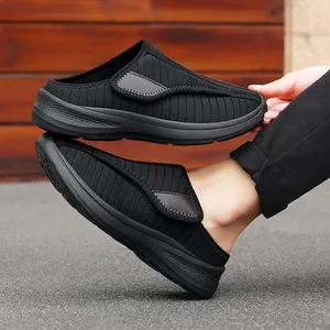 Vue latérale de chaussures respirantes noires avec semelles épaisses et velcro