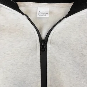 Detalle de sudadera con cremallera hombre con etiqueta talla M y 95% poliéster