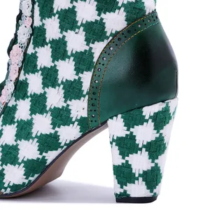 Nahaufnahme von grünem Karogewebe und Vintage-Wischleder an Stiefeletten mit Absatz