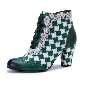 Detailansicht einer Vintage-Stiefelette aus grünem Leder und Hahnentrittmuster mit Spitze.