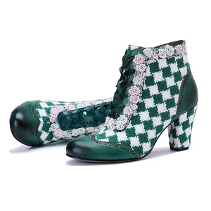 Vintage Grüne Lederstiefeletten mit Hahnentritt-Muster und rosa Spitzenbesatz-Details