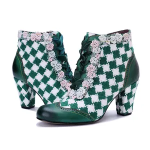 Detailansicht der grünen karierten Vintage-Lederstiefeletten mit Blumen-Spitzenbesatz.