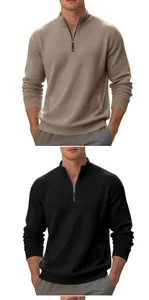 Primo piano di una felpa da uomo con mezza zip e trama jacquard a piccoli quadretti.