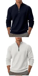 Vista dettagliata delle felpe da uomo con mezza zip nei colori blu navy e bianco.
