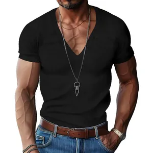 Detail van heren slim fit zwart corduroy geribbelde T-shirt met V-hals en korte mouwen