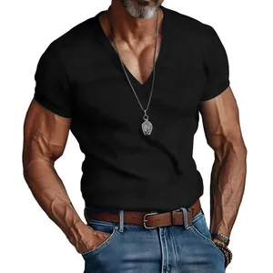 Detail van slim fit heren T-shirt met V-hals van corduroy in effen zwarte kleur voor de zomer
