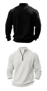 Vista dettagliata della felpa uomo con mezza zip e trama a nido d'ape in nero e bianco.
