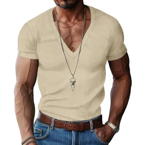 Close-up van khaki heren t-shirt met geribbelde V-hals en een slanke pasvorm