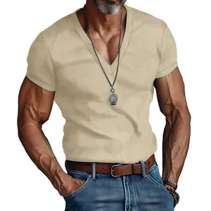 Detailweergave van heren slim fit beige corduroy T-shirt met V-hals en korte mouwen