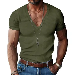 Detailopname van het olijfgroene heren T-shirt met V-hals en geribbelde stof