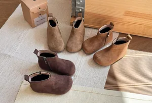 Drie paar vintage suède kinderlaarzen in verschillende tinten bruin en beige kleuren.