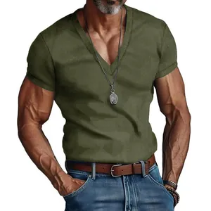 Detailweergave van olijfgroen corduroy T-shirt met V-hals en geribbelde textuur