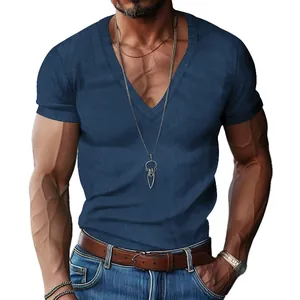 Detailweergave van heren blauw slim-fit t-shirt met v-hals en ribtextuur